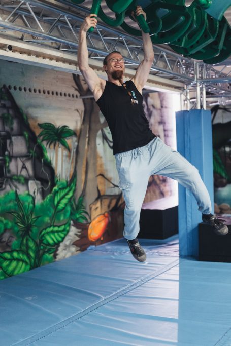 David Eilenstein hangelt sich durch den Parkour
