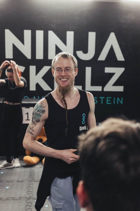 David Eilenstein vor dem Ninja Skillz Logo