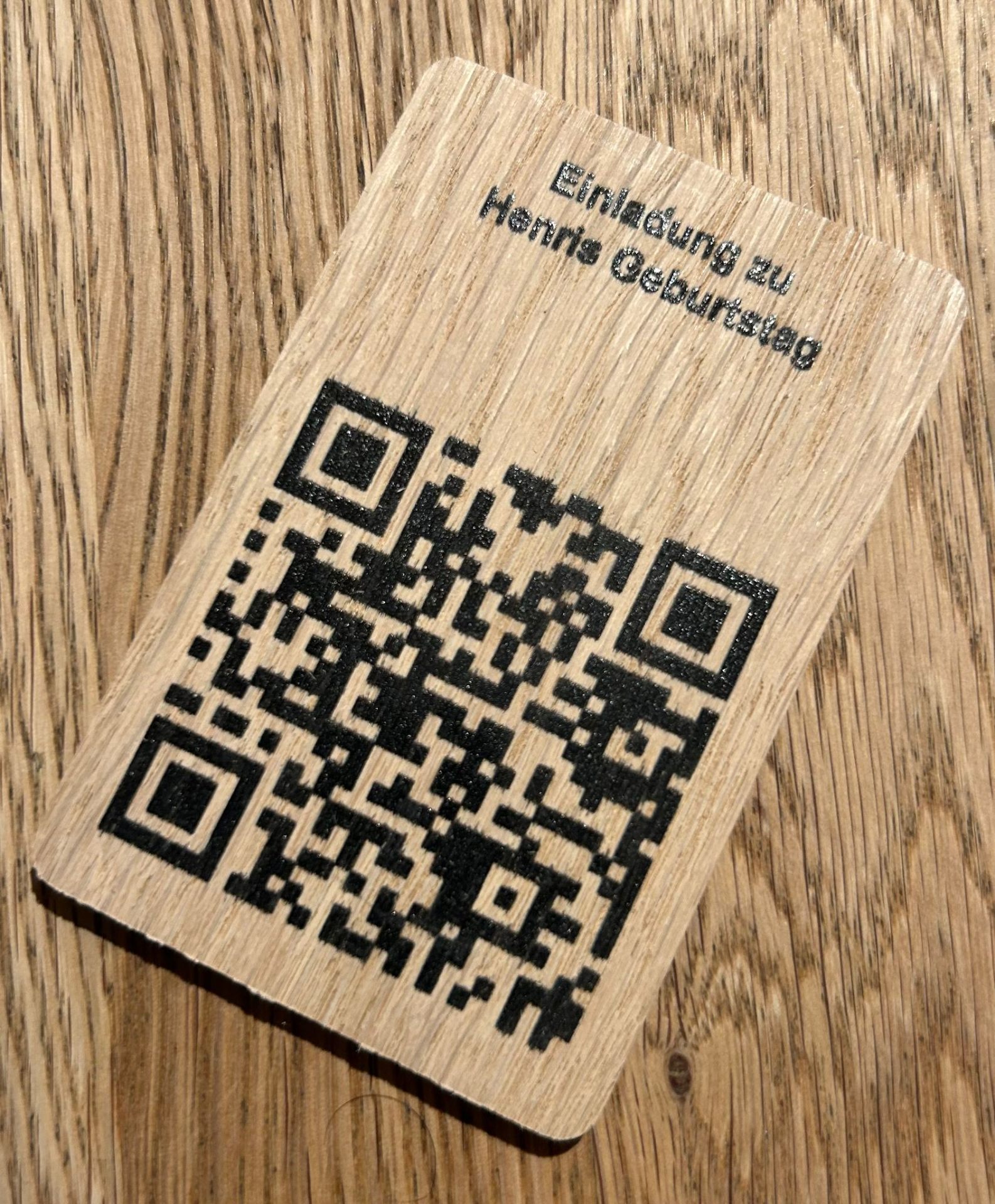 Hölzerner Einladungs-Chip mit QR-Code zu Henris Geburtstag