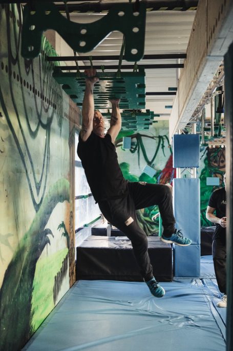 Hangeln am Klimmzug-Parcours bei Ninja Skillz