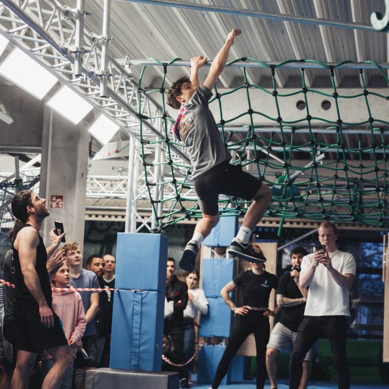Sprung ans Kletternetz bei Ninja Skillz